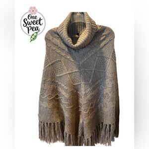 Romeo & Juliet Couture Gray Cable Knit Poncho